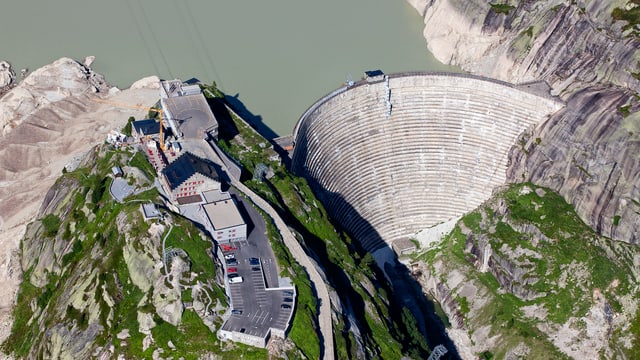 Luftbild auf das Grimsel-Hospiz und die Staumauer des Grimselsees. Luftbild auf das Grimsel-Hospiz und die Staumauer des Grimselsees.