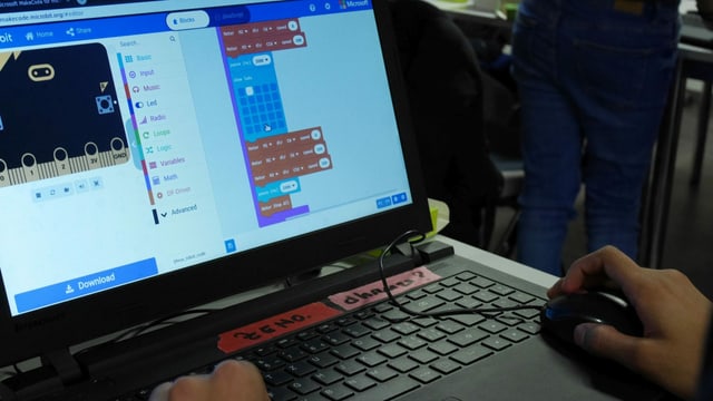 Ein Laptopbildschirm mit visuellem Code. Ein Laptopbildschirm mit visuellem Code.