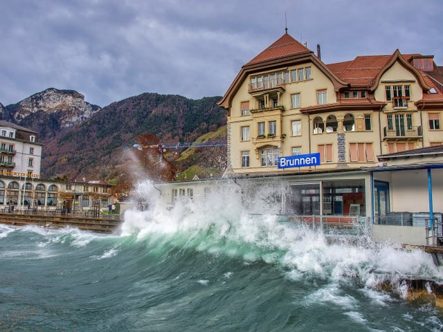 Der Föhn peitscht das Wasser an die Uferpromenade. Der Föhn peitscht das Wasser an die Uferpromenade.