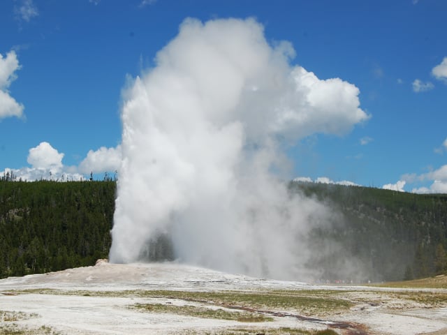 Ein Geysir bricht aus: Eine Wolke aus heissem Wasser kommt aus dem Boden. Ein Geysir bricht aus: Eine Wolke aus heissem Wasser kommt aus dem Boden.
