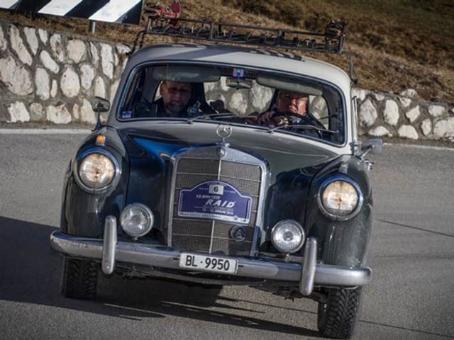 Lorenz Imhof und Adrian Bielser im Mercedes Benz 220 S aus dem Jahre 1958.