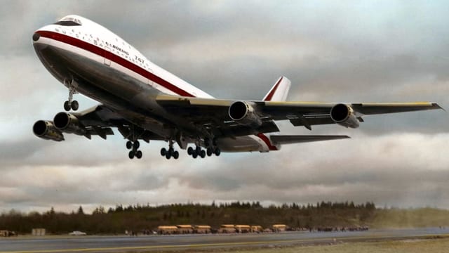 Ein Jumbojet hebt ab. Ein Jumbojet hebt ab.