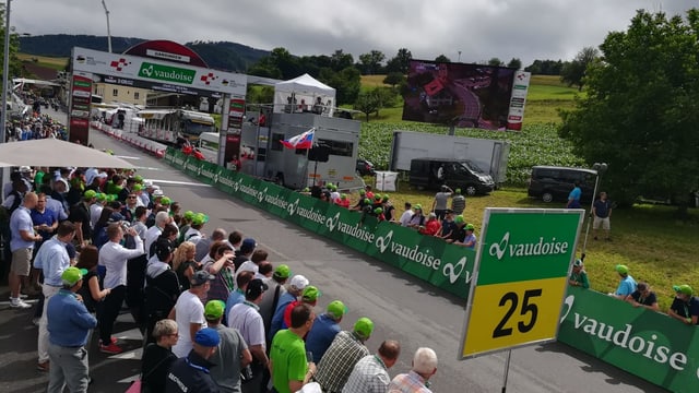 Menschen stehen am Rand des Tour de Suisse-Ziels Menschen stehen am Rand des Tour de Suisse-Ziels
