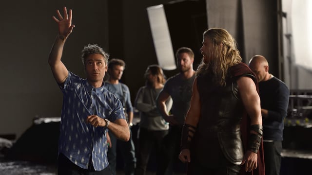 Regisseur Taika Waititi auf dem Set mit Thor-Darsteller Chris Hemsworth. Regisseur Taika Waititi auf dem Set mit Thor-Darsteller Chris Hemsworth.