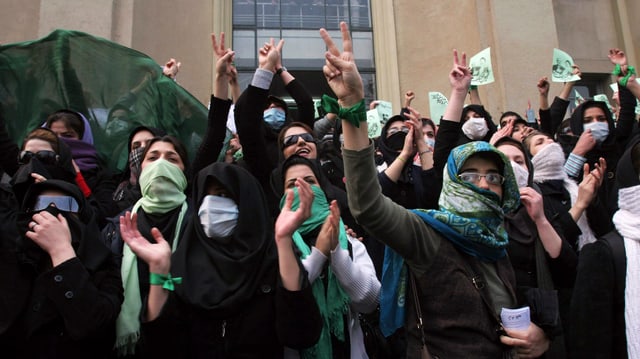 Junge Menschen demonstrieren in Iran Junge Menschen demonstrieren in Iran