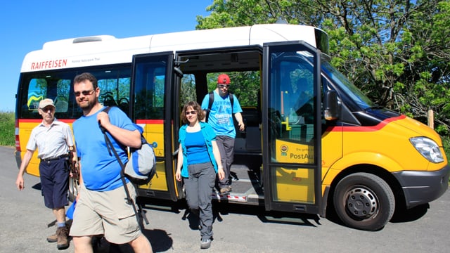 Kleines Postauto, Wanderer steigen aus Kleines Postauto, Wanderer steigen aus