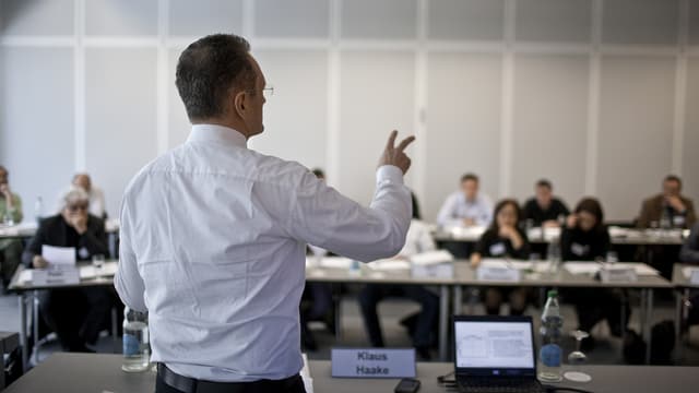 Ein Lehrer mit Schülern. Ein Lehrer mit Schülern.