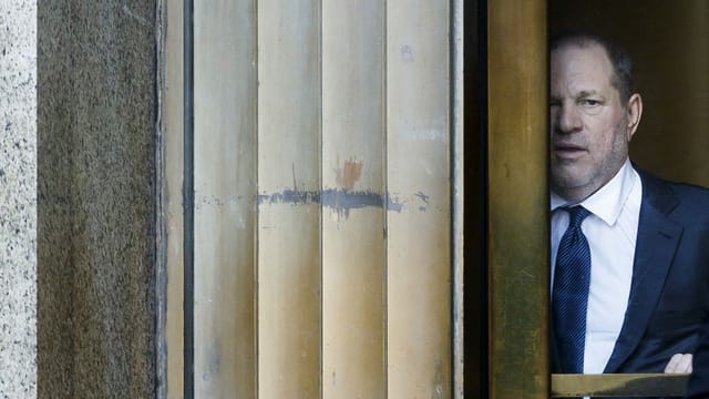 Ein Mann, zur Hälfte verborgen hinter einem Fenster. Ein Mann, zur Hälfte verborgen hinter einem Fenster.