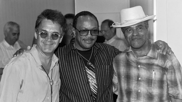 Nobs, Jones und Hendrix umarmen einander. Nobs, Jones und Hendrix umarmen einander.