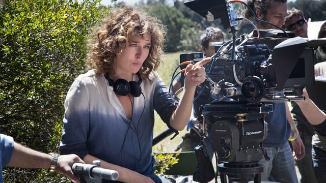 Regisseurin Valeria Golino hinter der Kamera zeigt mit dem Finger auf etwas Regisseurin Valeria Golino hinter der Kamera zeigt mit dem Finger auf etwas