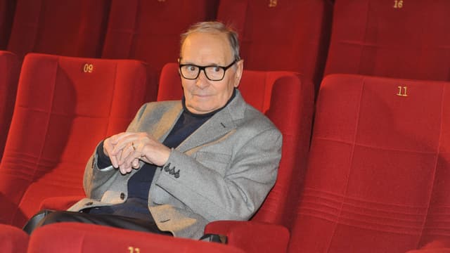 Ein älterer Mann mit Brille sitzt im Kino. Ein älterer Mann mit Brille sitzt im Kino.