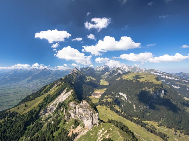 Quellwolken über Bergen.