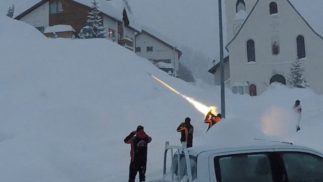 Leute stapfen im Ort durch den Schnee. Leute stapfen im Ort durch den Schnee.