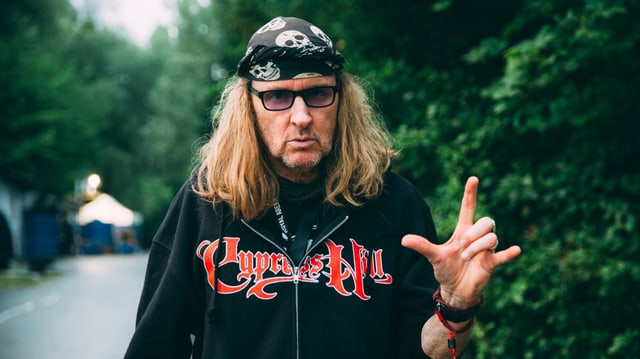 Chris von Rohr mit Teufelshandzeichen und schwarzem Pulli Chris von Rohr mit Teufelshandzeichen und schwarzem Pulli