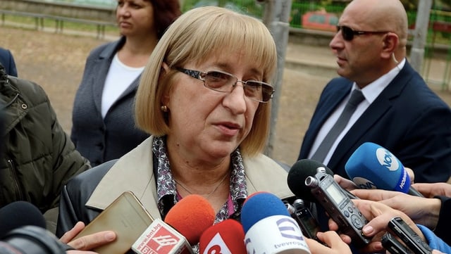 Zezka Zatschewa spricht mit Journalisten. Zezka Zatschewa spricht mit Journalisten.