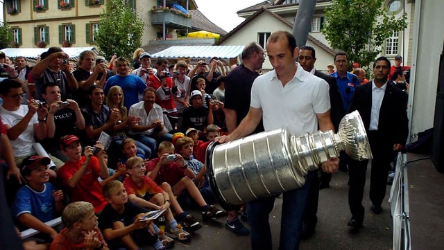 Martin Gerber präsentiert 2006 den Stanley Cup. Martin Gerber präsentiert 2006 den Stanley Cup.