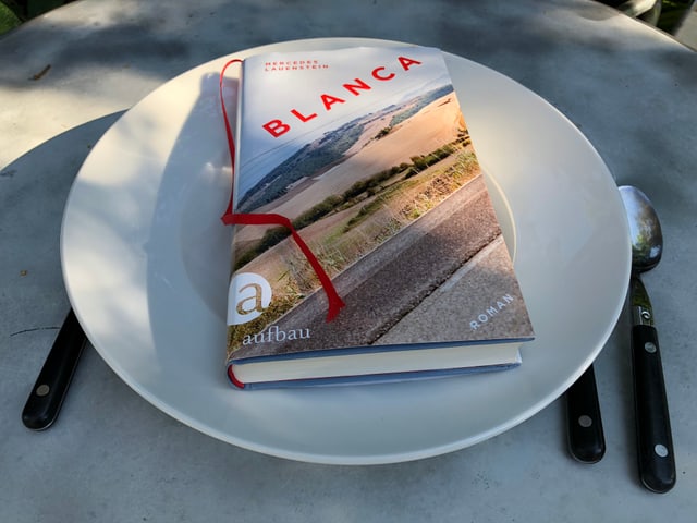 «Blanca» von Mercedes Lauenstein liegt auf einem grossen Pasta-Teller. «Blanca» von Mercedes Lauenstein liegt auf einem grossen Pasta-Teller.