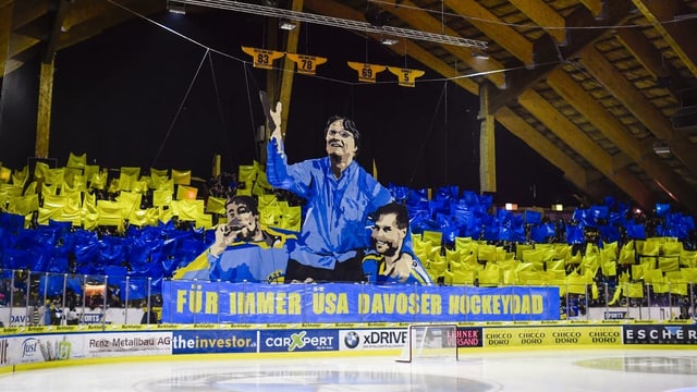 Die Davoser Fans im Stadion. Die Davoser Fans im Stadion.