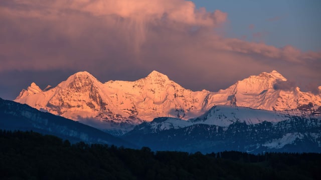 Blick von Kirchenthurnen auf die verschneiten Eiger, Mönch und Jungfrau. Blick von Kirchenthurnen auf die verschneiten Eiger, Mönch und Jungfrau.