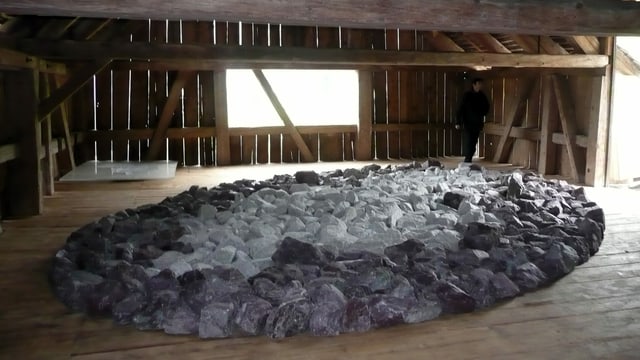 Eine Skulptur von Richard Long in einer Scheune. Eine Skulptur von Richard Long in einer Scheune.