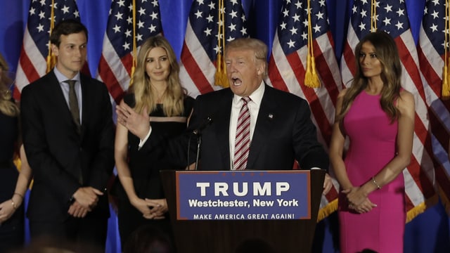 Trump auf einer Bühne, hinter ihm Kushner, Ivanka und Ehefrau Melania. Trump auf einer Bühne, hinter ihm Kushner, Ivanka und Ehefrau Melania.