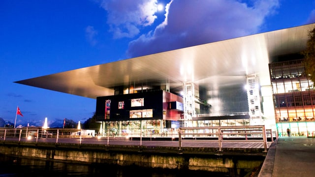 Gebäude leuchtet in der Nacht. Gebäude leuchtet in der Nacht.