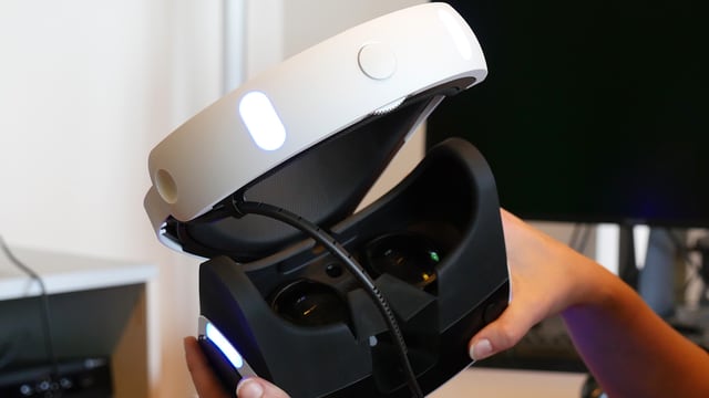 Eine «Playstation VR» wird mit der Öffnung zum Betrachter hin ins Bild gehalten.