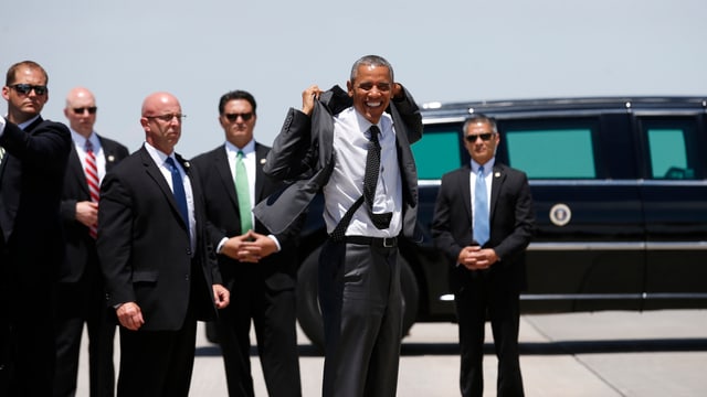 Barack Obama und Mitarbeiter des Secret Service. Barack Obama und Mitarbeiter des Secret Service.