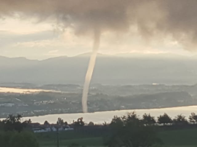 Blick auf die Wasserhose über dem See.