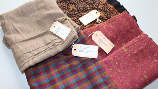 Schals confiscads or da la launa da las antilopas tibetanas (Shahtoosh). Schals confiscads or da la launa da las antilopas tibetanas (Shahtoosh).