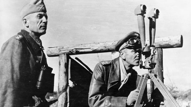 Zwei Deutsche, einer mit Fernrohr, der andere schaut durch ein Scherenfernrohr. Zwei Deutsche, einer mit Fernrohr, der andere schaut durch ein Scherenfernrohr.