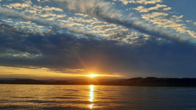 Wunderschöner Sonnenuntergang am Murtensee trotz Bewölkung. Wunderschöner Sonnenuntergang am Murtensee trotz Bewölkung.