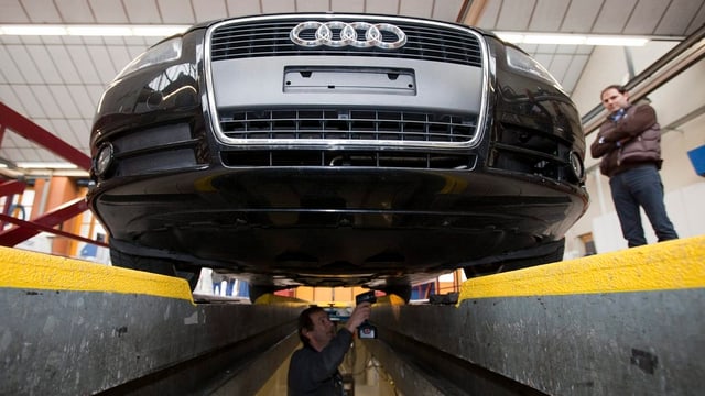 Ein Auto in der Motorfahrzeugkontrolle. Ein Auto in der Motorfahrzeugkontrolle.