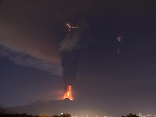 Eine Lavafontäne und eine gewaltige Aschewolke