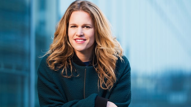 Einstein-Moderatorin Kathrin Hönegger in einer blaugrünen Jacke. Einstein-Moderatorin Kathrin Hönegger in einer blaugrünen Jacke.