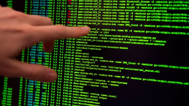 Eine Hand zeigt auf einen Bildschirm mit Daten. Eine Hand zeigt auf einen Bildschirm mit Daten.
