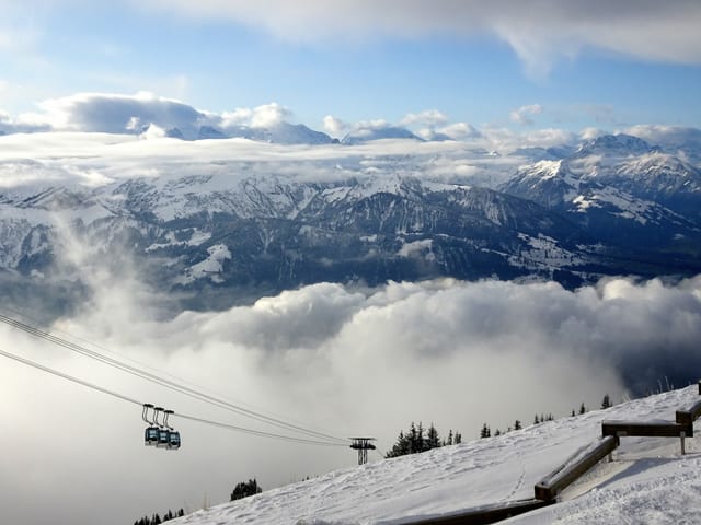 Weisse Landschaft mit Gondelbahn