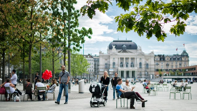 Blick auf den Sechseläutenplatz mit dem Opernhaus im Hintegrund und einer Bauminsel links im Bild. Blick auf den Sechseläutenplatz mit dem Opernhaus im Hintegrund und einer Bauminsel links im Bild.