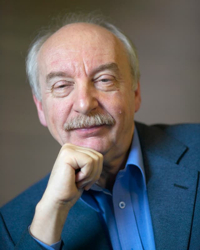 Der Pychologe ist Direktor am Max-Planck-Institut für Bildungsforschung, Autor und mehrfach ausgezeichneter Forscher. Der Pychologe ist Direktor am Max-Planck-Institut für Bildungsforschung, Autor und mehrfach ausgezeichneter Forscher.
