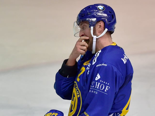Sami Sandell kniet auf dem Eis. Sami Sandell kniet auf dem Eis.