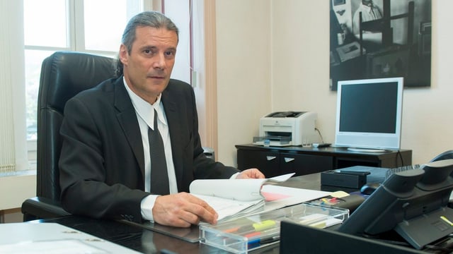 Freysinger arbeitet in einem Büro Freysinger arbeitet in einem Büro