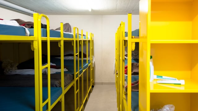 Zweistöckige Betten in einer Asylbewerberunterkunft in einer Zivilschutzanlage. Zweistöckige Betten in einer Asylbewerberunterkunft in einer Zivilschutzanlage.