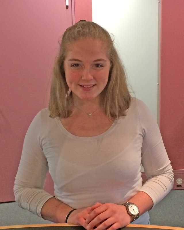 Mädchen mit schulterlangen blonden Haaren in einem Radiostudio Mädchen mit schulterlangen blonden Haaren in einem Radiostudio