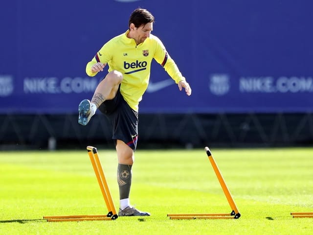Nur wenige Tage vor dem Liga-Wiederbeginn zog sich Superstar Lionel Messi eine Muskelverletzung im rechten Oberschenkel zu. Alles halb so schlimm: Messi ist bereits wieder zurück im Training, der Verein geht von einem Einsatz gegen Mallorca am Samstag aus. Und noch mehr Good News für Barca-Fans: Auch Luis Suarez könnte zu seinem Comeback kommen.