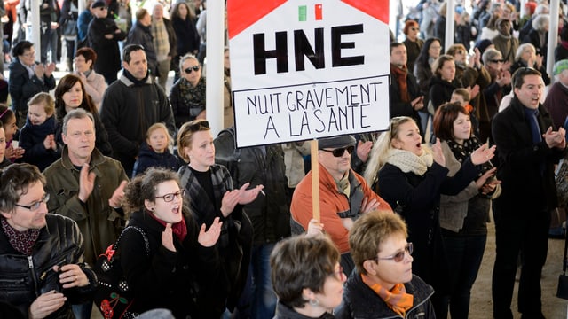 Demonstration gegen die Spitalpläne der Regierung in La Chaux-de-Fonds Demonstration gegen die Spitalpläne der Regierung in La Chaux-de-Fonds