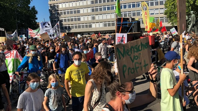 Demonstranten am Helvetiaplatz in Zürich. Demonstranten am Helvetiaplatz in Zürich.