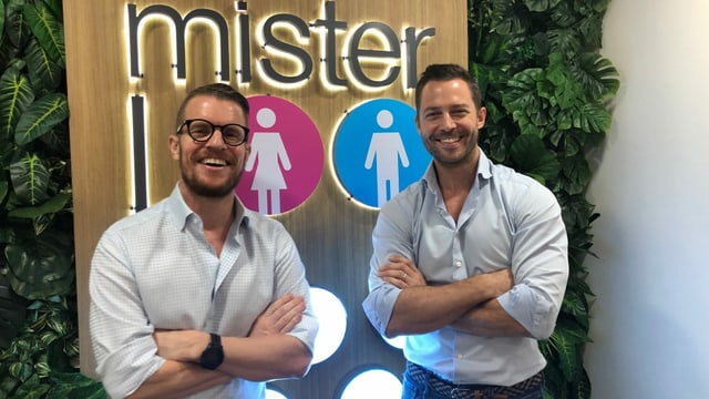 Schuler und Wanner vor Eingang von Mister-Loo-Anlage Schuler und Wanner vor Eingang von Mister-Loo-Anlage