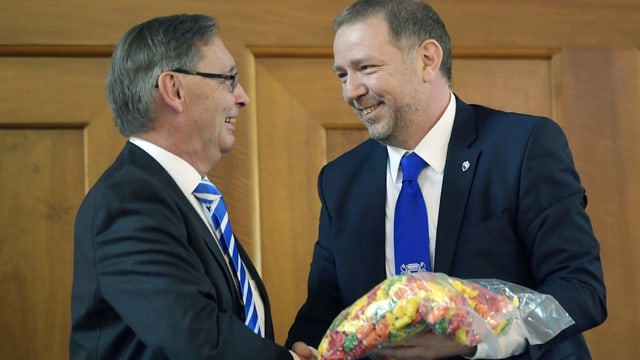 Heinz Schatt (SVP) und Martin Bürki (FDP) der neue und der scheidende Ratspräsident des Zürcher Gemeinderates Heinz Schatt (SVP) und Martin Bürki (FDP) der neue und der scheidende Ratspräsident des Zürcher Gemeinderates