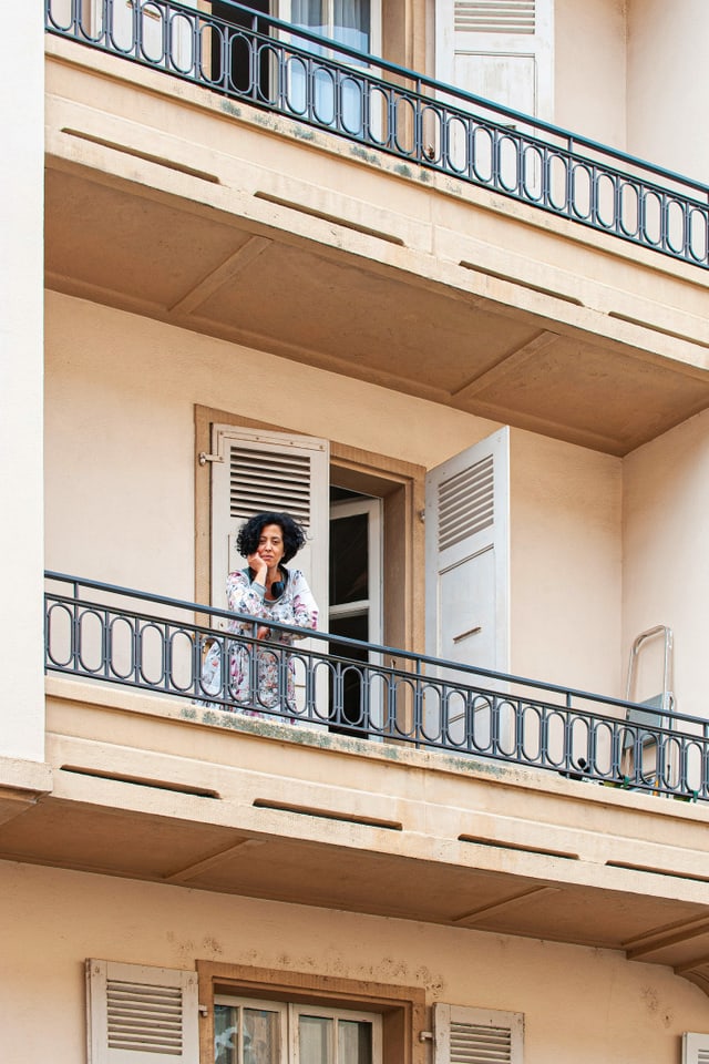 Eine Frau auf einem Balkon. Eine Frau auf einem Balkon.