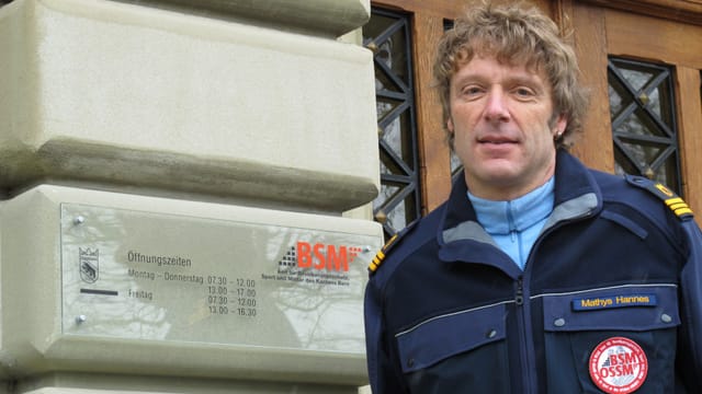 Hannes Mathys in der Jacke des Zivilschutzes, er ist der Abteilungsleiter des kantonalen Zivil- und Bevölkerungsschutzes. Hannes Mathys in der Jacke des Zivilschutzes, er ist der Abteilungsleiter des kantonalen Zivil- und Bevölkerungsschutzes.